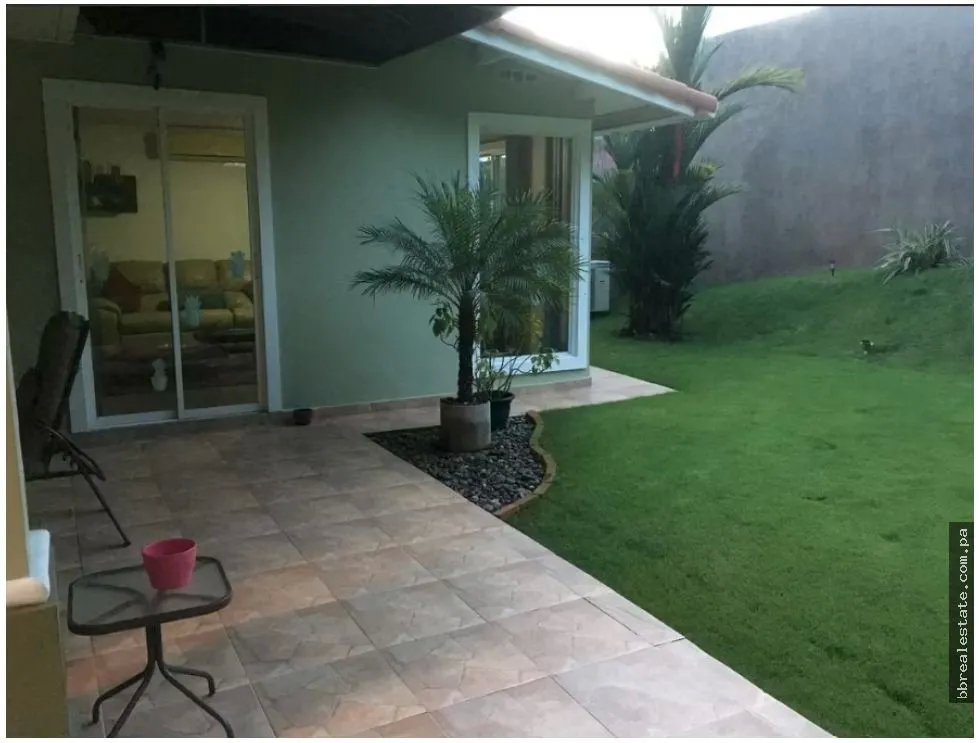 Venta de Casa en Residencial Azores, Villa Lucre