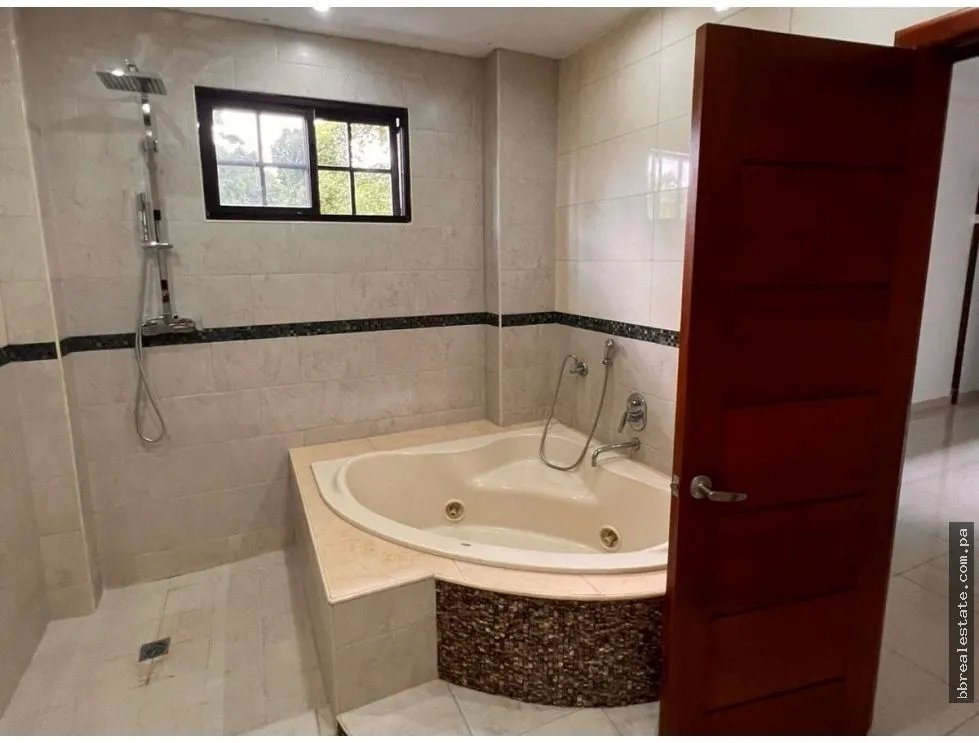 Venta de casa en Llanos de Curundu, Albrook