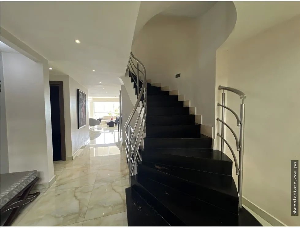 Venta de casa Primera Línea con piscina en Punta Paitilla