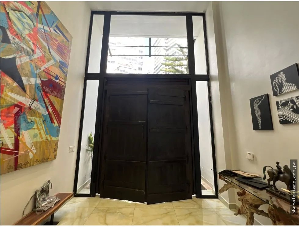 Venta de casa Primera Línea con piscina en Punta Paitilla