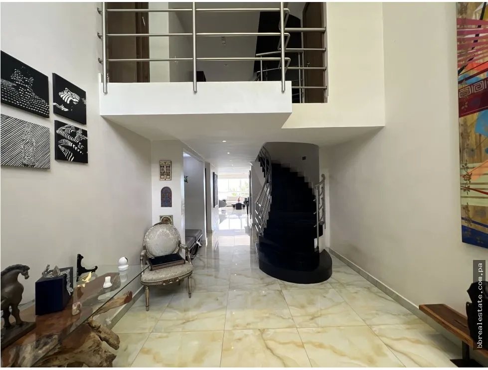 Venta de casa Primera Línea con piscina en Punta Paitilla