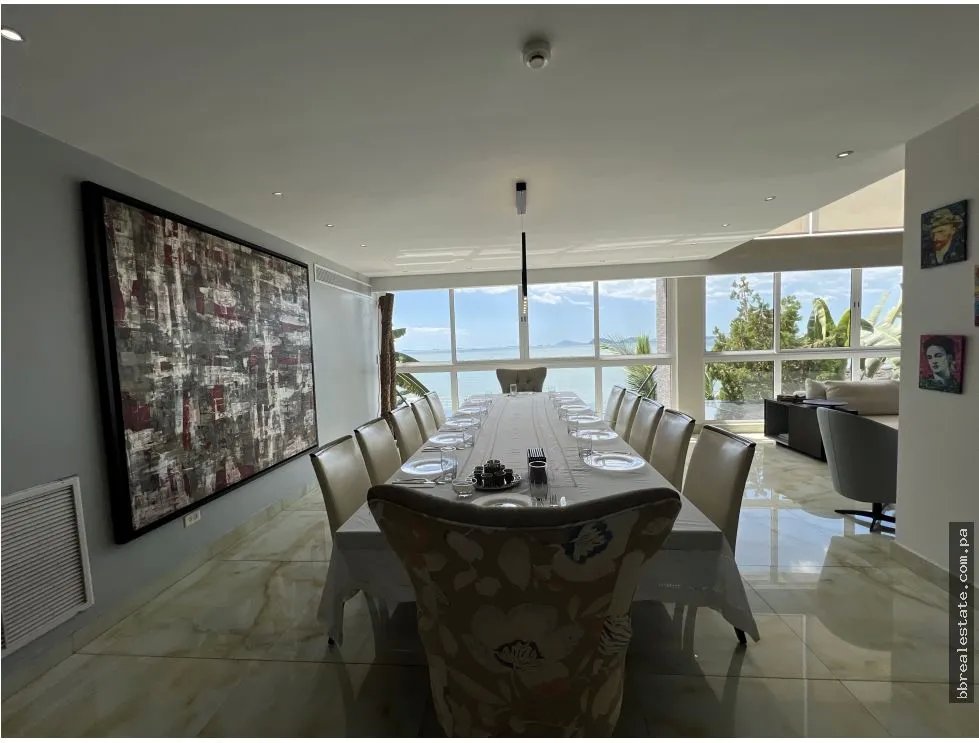 Venta de casa Primera Línea con piscina en Punta Paitilla
