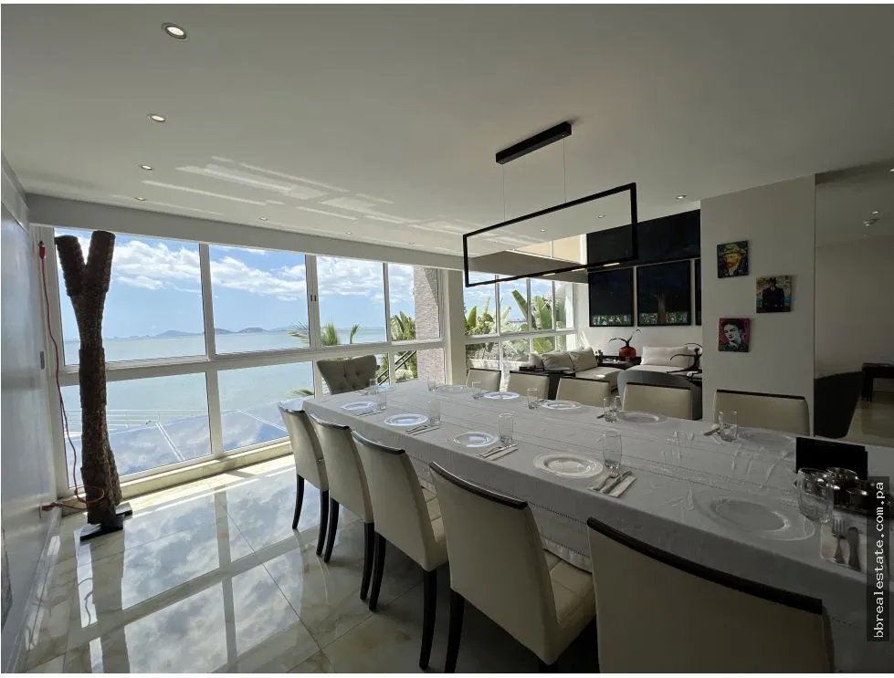 Venta de casa Primera Línea con piscina en Punta Paitilla