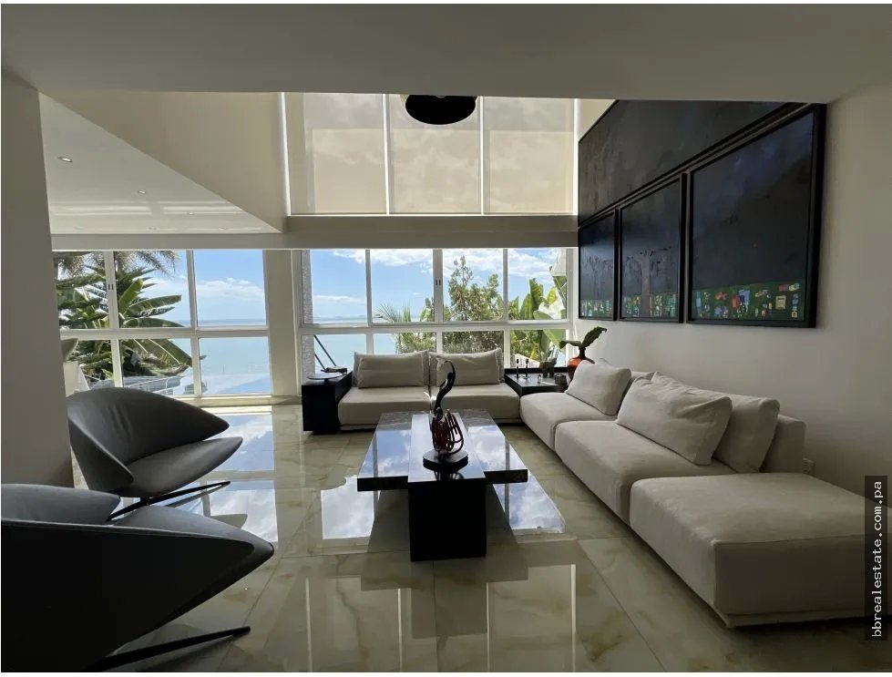 Venta de casa Primera Línea con piscina en Punta Paitilla