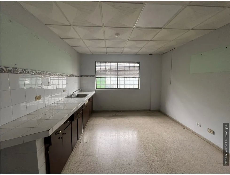 Venta de edificio con bodega en Costa del Este