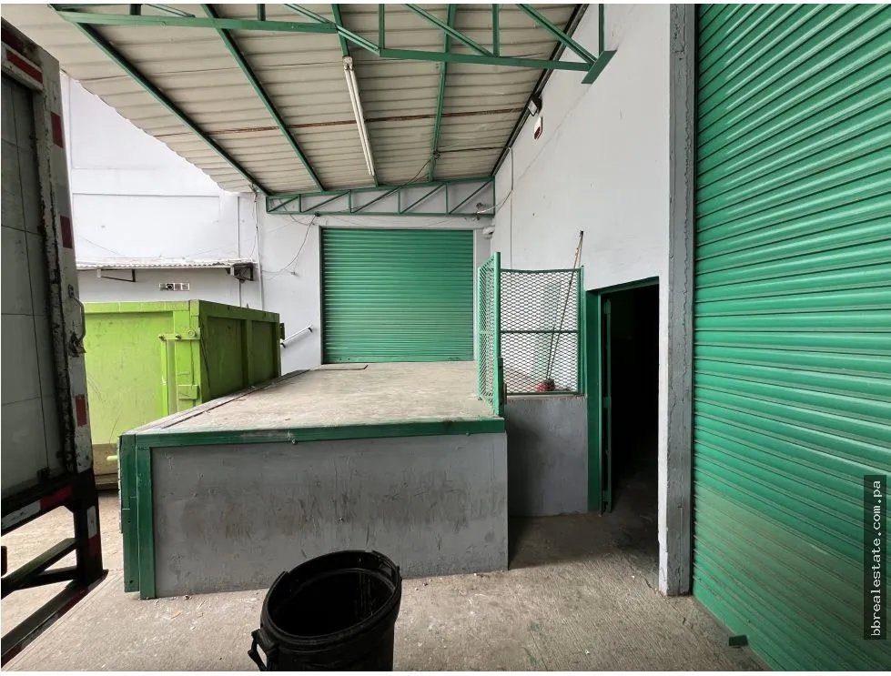 Venta de edificio con bodega en Costa del Este