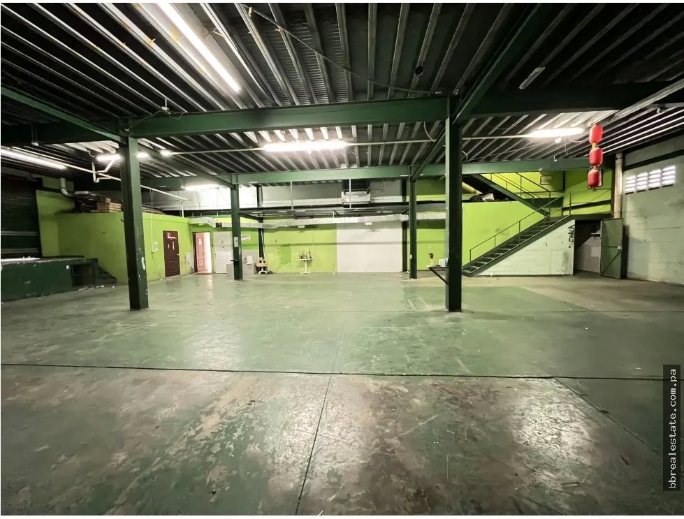 Venta de edificio con bodega en Costa del Este