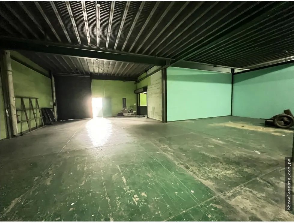 Venta de edificio con bodega en Costa del Este