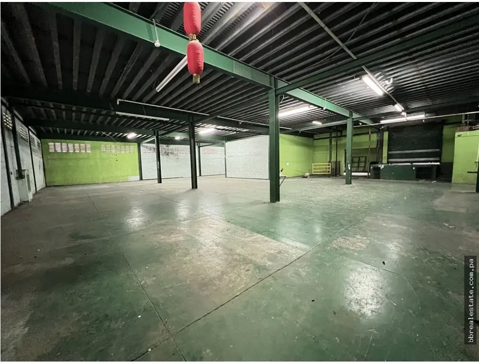 Venta de edificio con bodega en Costa del Este