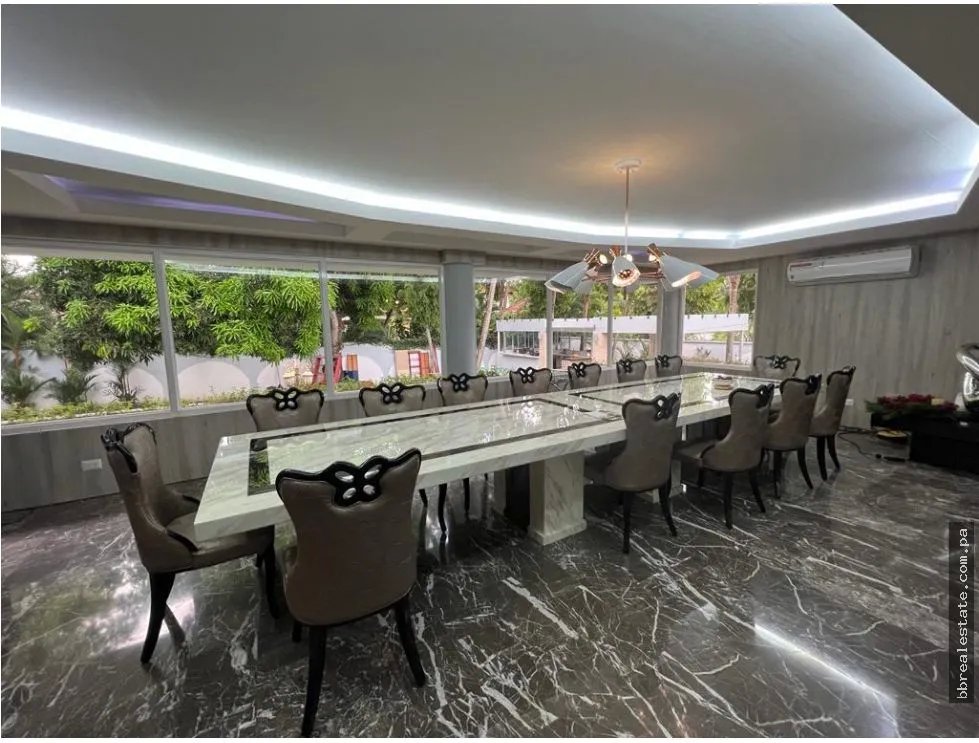 Venta de Casa con Piscina  en Altos del Golf