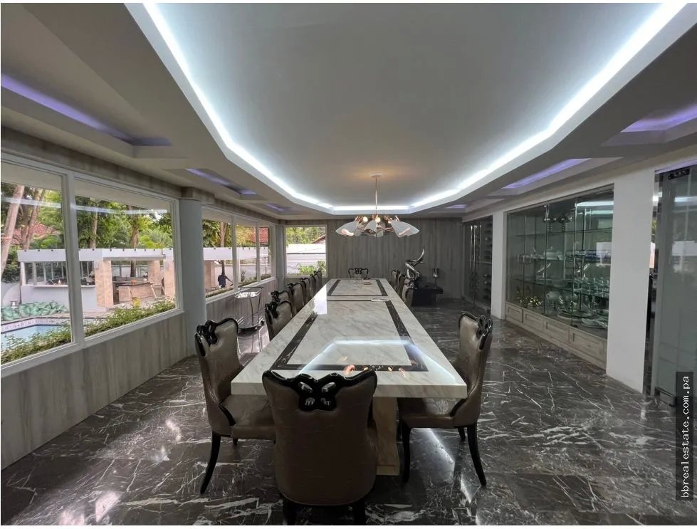 Venta de Casa con Piscina  en Altos del Golf