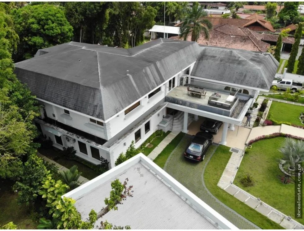 Venta de Casa con Piscina  en Altos del Golf