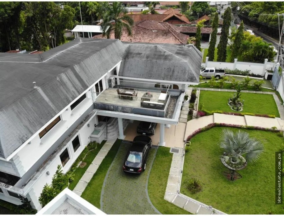 Venta de Casa con Piscina  en Altos del Golf