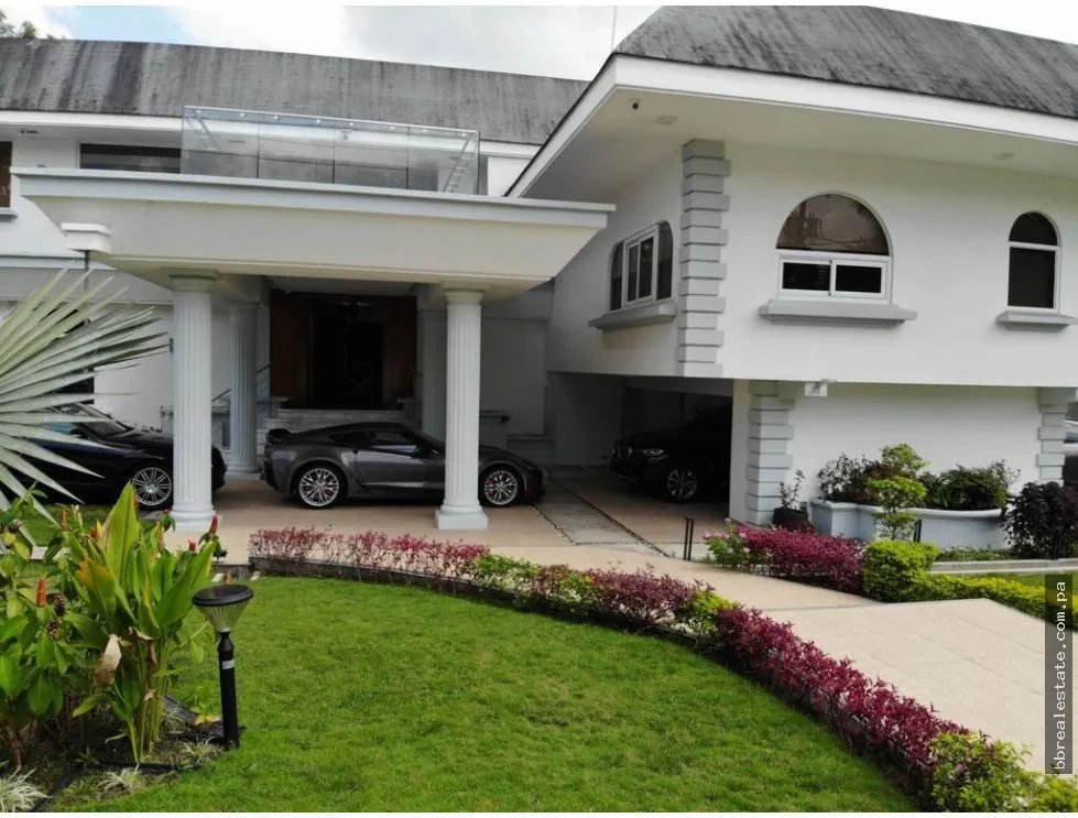 Venta de Casa con Piscina  en Altos del Golf