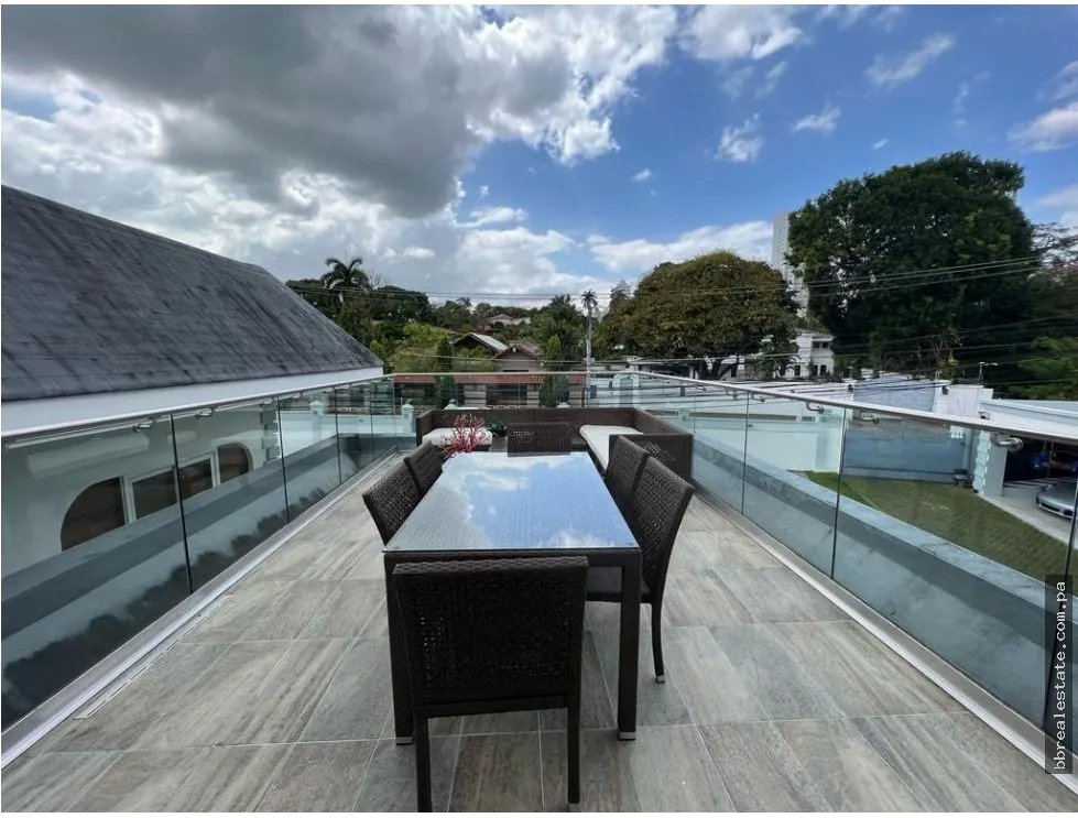 Venta de Casa con Piscina  en Altos del Golf