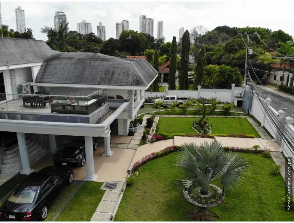Venta de Casa con Piscina  en Altos del Golf
