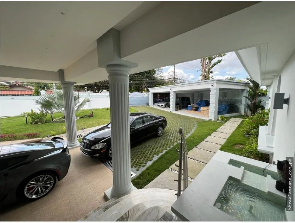 Venta de Casa con Piscina  en Altos del Golf