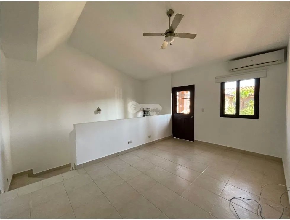 Single Family House for rent in Versalles