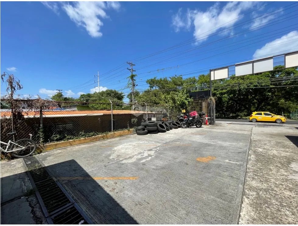 LOCAL COMERCIAL / PARQUE LEFEVRE / 750M / 2 NIVELES / OFICINA
