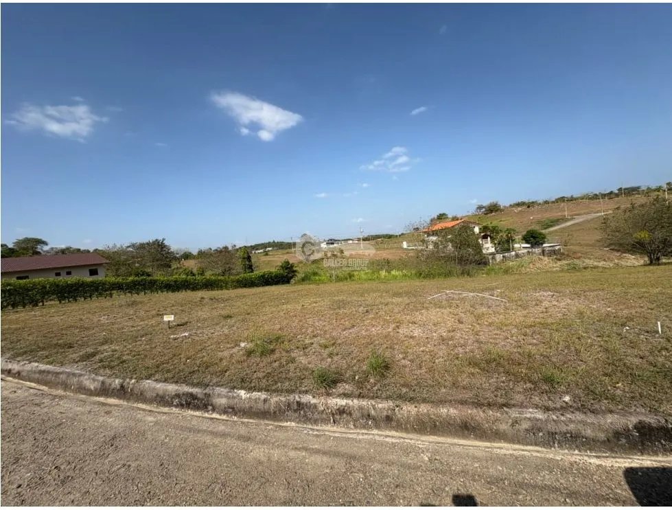 SE VENDE TERRENO PLANO DE 811 METROS EN QUEBRADAS DEL VALLE / AG