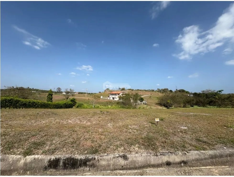 SE VENDE TERRENO PLANO DE 811 METROS EN QUEBRADAS DEL VALLE / AG
