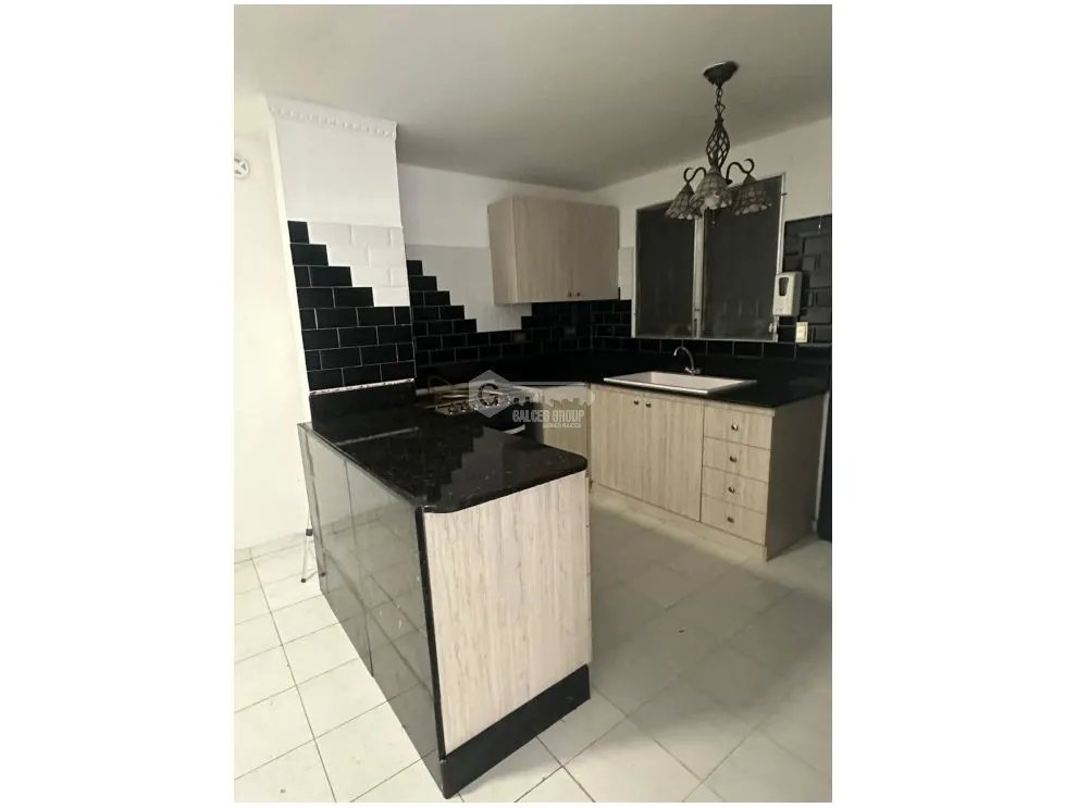 SE VENDE CASA EN CHANIS LA FONTANA 232M 5 HABITACIONES 2 NIVELES