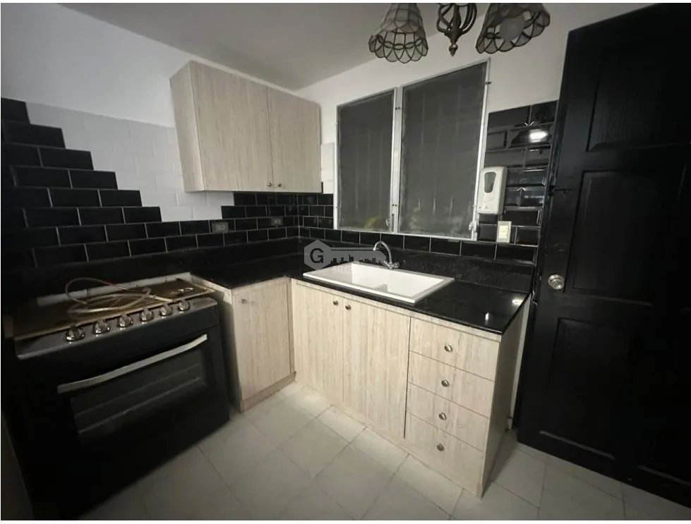 SE VENDE CASA EN CHANIS LA FONTANA 232M 5 HABITACIONES 2 NIVELES