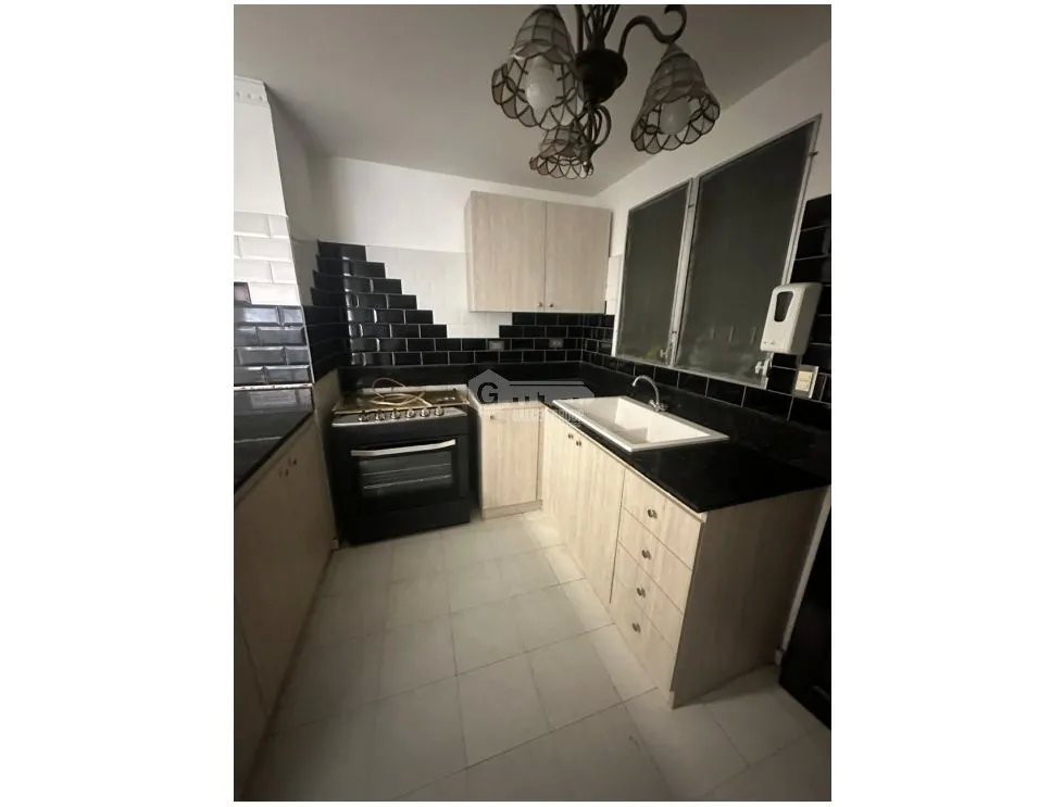SE VENDE CASA EN CHANIS LA FONTANA 232M 5 HABITACIONES 2 NIVELES