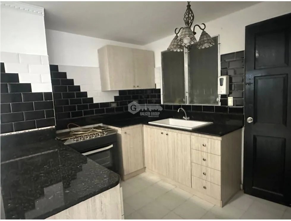 SE VENDE CASA EN CHANIS LA FONTANA 232M 5 HABITACIONES 2 NIVELES