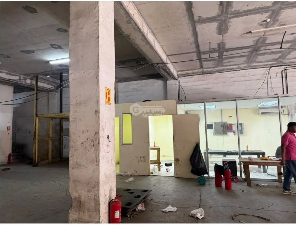 COLON / ZONA LIBRE / GALERA COMERCIAL / 3700M / OFICINA / 3 NIVELES