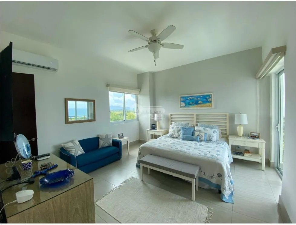 SE VENDE APARTAMENTO EN PUNTA BARCO 218M 4 HABITACIONES VISTA AL MAR