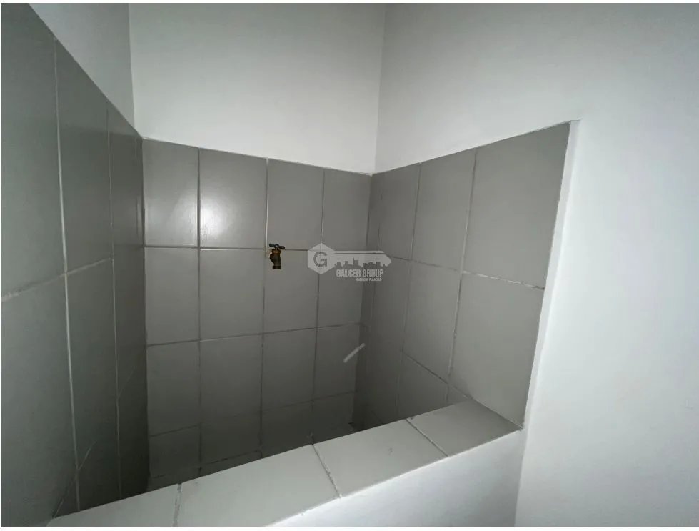 SE ALQUILA LOCAL EN BELLA VISTA PLAZA COWES 100M 1 BAÑO COCINA