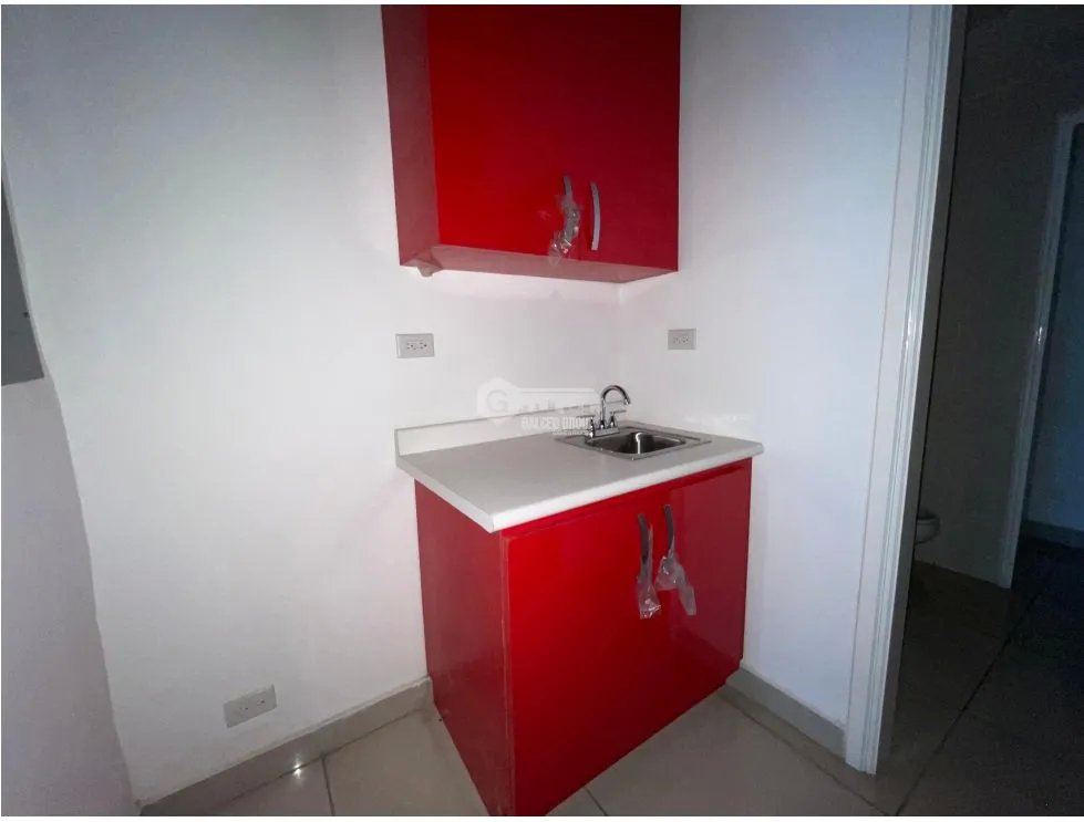 SE ALQUILA LOCAL EN BELLA VISTA PLAZA COWES 100M 1 BAÑO COCINA