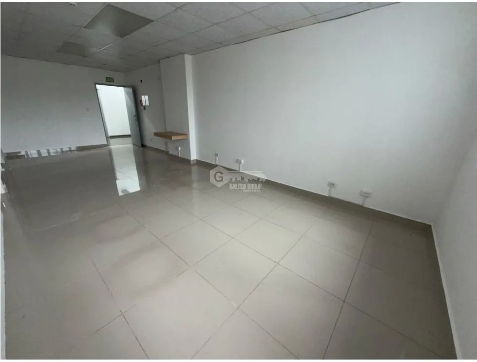 SE ALQUILA LOCAL EN TUMBA MUERTO PLAZA SIGLO 2 47M2 SIN DIVISIONES