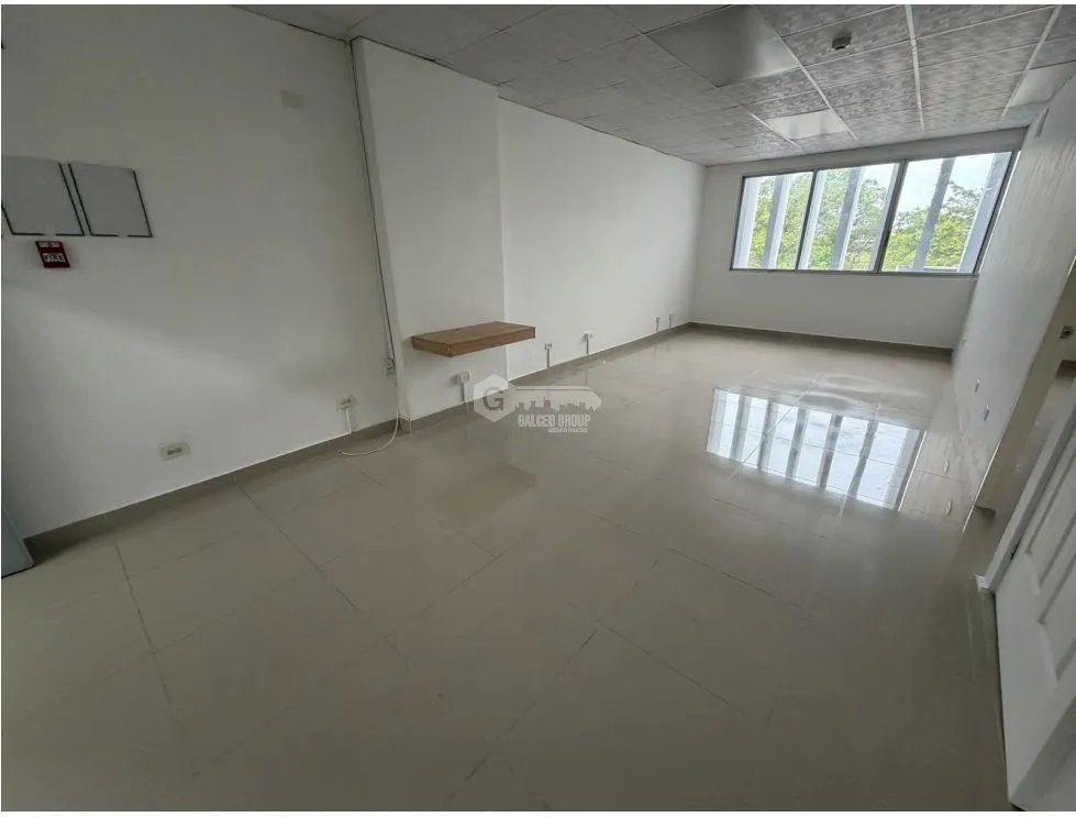 SE ALQUILA LOCAL EN TUMBA MUERTO PLAZA SIGLO 2 47M2 SIN DIVISIONES