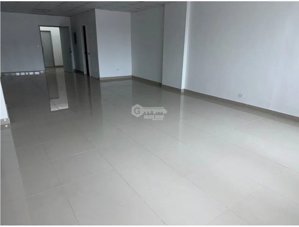 SE ALQUILA AMPLIO LOCAL TUMBA MUERTO PLAZA SIGLO 2 61M2 SIN DIVISIONES