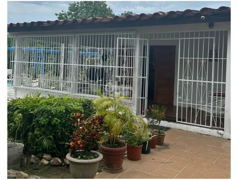SE VENDE CASA EN CORONADO  3750 M2 CON PISCINA