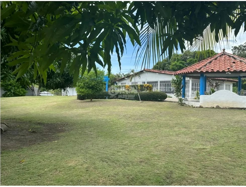 SE VENDE CASA EN CORONADO  3750 M2 CON PISCINA