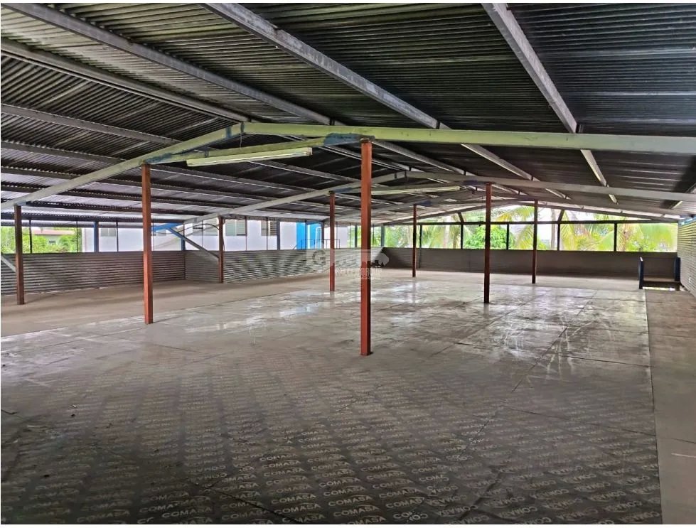 SE ALQUILA BODEGA EN LA 12 DE OCTUBRE 700M2 REMODELADA  2 NIVELES