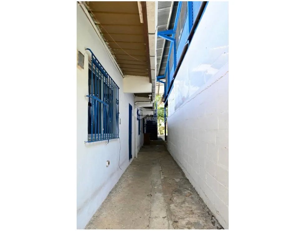 SE ALQUILA BODEGA EN LA 12 DE OCTUBRE 700M2 REMODELADA  2 NIVELES