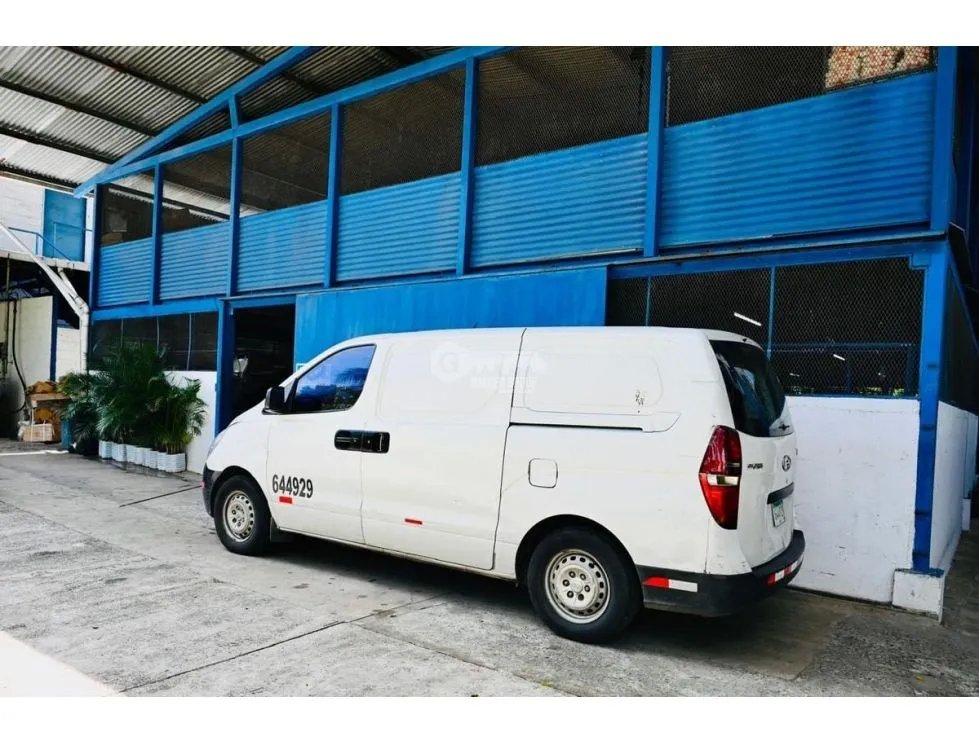 SE ALQUILA BODEGA EN LA 12 DE OCTUBRE 700M2 REMODELADA  2 NIVELES