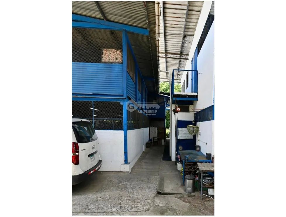 SE ALQUILA BODEGA EN LA 12 DE OCTUBRE 700M2 REMODELADA  2 NIVELES