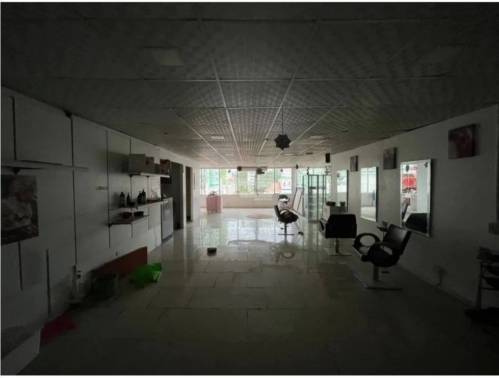 SE ALQUILA AMPLIO LOCAL EN CONDADO DEL REY PLAZA ROKAS 110 M2