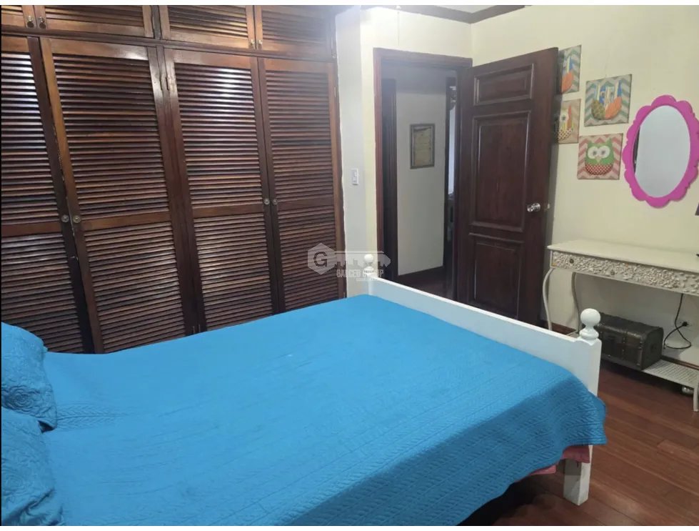 SE VENDE CASA EN PARQUE LEFEVRE SANTA ELENA 4 HABITACIONES 250m2