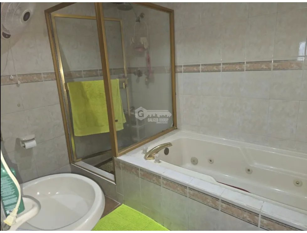 SE VENDE CASA EN PARQUE LEFEVRE SANTA ELENA 4 HABITACIONES 250m2
