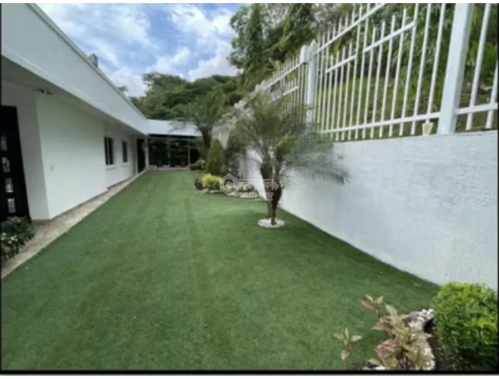 SE VENDE CASA EN BRISAS DEL GOLF 300 M2 CON HERMOSO PATIO LATERAL