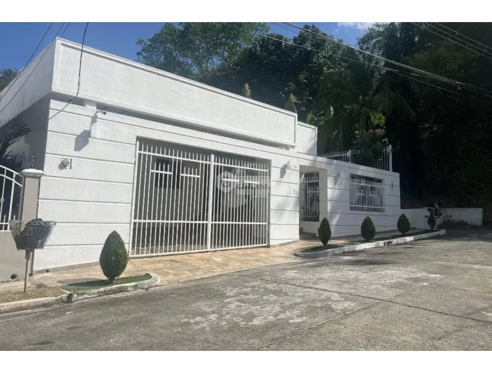 SE VENDE CASA EN BRISAS DEL GOLF 300 M2 CON HERMOSO PATIO LATERAL