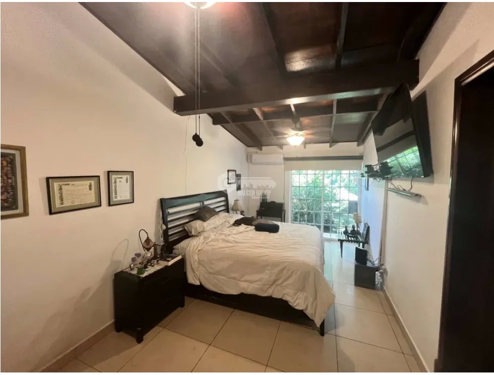 LLANOS DE CURUNDU / 300M2 / 4 HABITACION + SERVICIO / PATIO / VACIO