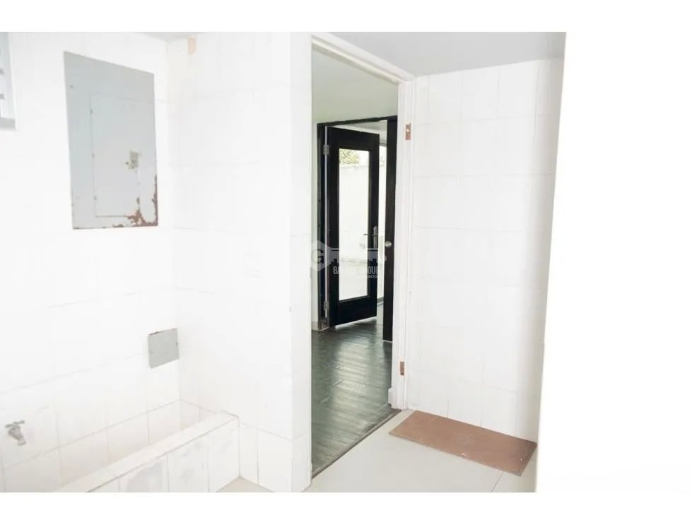 BETANIA  / CASA DE 4 NIVELES / 450 m2 / TERRAZA CON PISCINA
