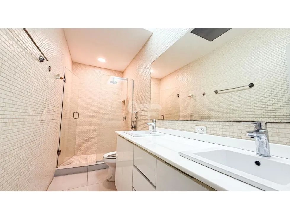 BETANIA  / CASA DE 4 NIVELES / 450 m2 / TERRAZA CON PISCINA